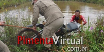 Pimenta Bueno - Bandidos caem dentro de represa com motocicleta furtada