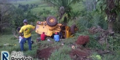 Cerejeiras - Trator tomba e operador fica preso às ferragens na área rural
