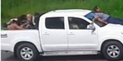 Bahia - Bandidos assaltam banco e amarram refém em capô de carro