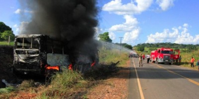 Ônibus que transportava 45 passageiros pega fogo na RO 470, em Nova União