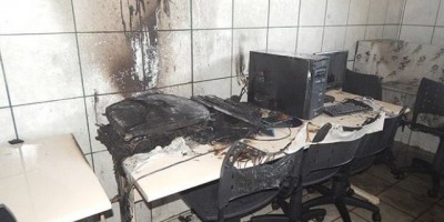 Alta floresta - Sala do laboratório de informática da escola ceeja luiz vaz de camões pega fogo