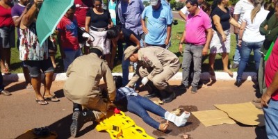 Rolim de Moura -  Carro invade preferencial, provoca acidente e condutor foge do local sem prestar socorro à vítima; A placa do carro ficou caída no local