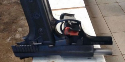 Santana do Guaporé - Veículo fura bloqueio policial, PM apreende pistola com elementos