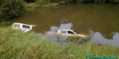 Duas camionetes da SEDUC de São Francisco cai dentro de Rio Cautarinho na BR-429
