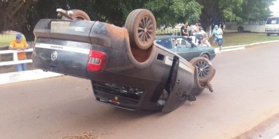 Rolim de Moura - Capotamento de veículo é registrado na Avenida 25 de Agosto