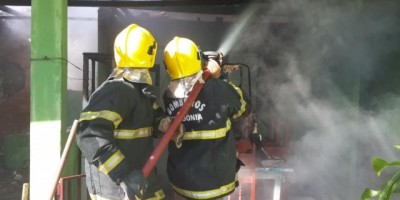 Rolim de Moura -  Incêndio atinge residência no bairro Olímpico