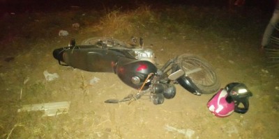 Rolim de Moura - Carro avança via preferencial, bate em moto e deixa pai e filha feridos