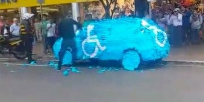 Paraná - Motorista é surpreendido ao parar em vaga de deficiente - Vídeo