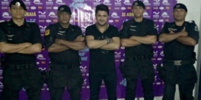 Última foto mostra Cristiano Araújo com policiais militares após show