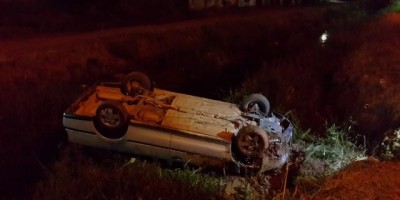 Rolim de Moura -  Carro capota dentro de córrego na Avenida Rio Branco