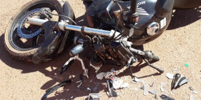 Rolim de Moura -  Acidente de trânsito envolvendo carro e moto resulta em uma pessoa ferida 