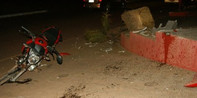 Rolim de Moura -  Motociclista fica ferido após perder o controle da direção e bater em calçada