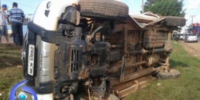 Cacoal – Caminhonete é atingida por carreta ao estacionar a margem da BR-364o