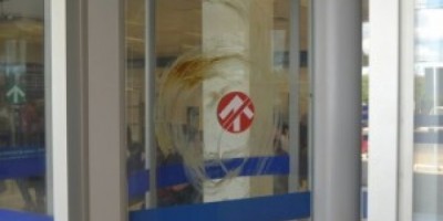 Ouro Preto - Homem é detido após esfregar fezes humanas na porta de agência bancária e em viatura dos bombeiros