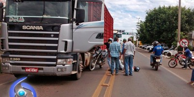 Cacoal –  Motociclista colide com carreta ao tentar atravessar BR-364 e fica gravemente ferido