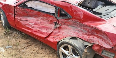 Ji-Paraná – Camaro fica parcialmente destruído em acidente de trânsito