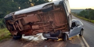 Vilhena - Parte de carro de passeio é esmagada por minivan na BR-364