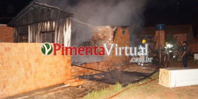 Pimenta Bueno - Residência é completamente destruída por incêndio