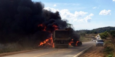 Colisão entre carretas na br-364 deixa dois gravemente feridos; vídeo