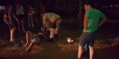 Rolim de Moura -  Motoqueiro bate em mula solta na rua; assista o vídeo do resgate