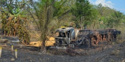 Caminhão pega fogo na BR-364 e obriga motorista pular do veículo em movimento