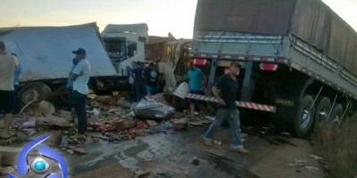 Acidente de trânsito envolvendo 04 veículos na BR-364 deixa uma vítima fatal e duas feridas