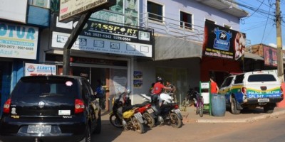 Jaru - Assaltantes armados invadem clínica, mantém reféns amarrados e fogem após roubo