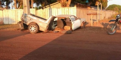 São Francisco do Guaporé - Veículo que estava sendo furtado bate em poste de energia, elemento foge