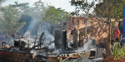 Santa Luzia - Residência é destruída pelo fogo