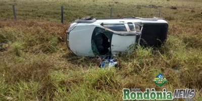 Nova Estrela - Veiculo capota na RO-010