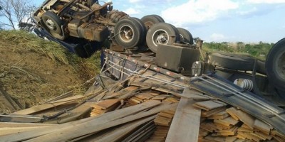 Jaru - Carreta carregada de madeira tomba na BR-364