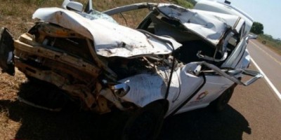 São Francisco do Guaporé - Veículo da frota municipal de Costa Marques bate em cheio na traseira de caminhão toreiro, condutor fica gravemente ferido