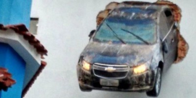 Brasil - Acidente deixa carro preso em parede a 15 metros de altura, veja o vídeo