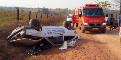 Rolim de Moura -  Veículo capota na linha 176 e deixa condutor ferido