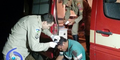 Motorista completamente embriagado capota veiculo na BR-364 e fica ferido