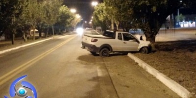 Cacoal – Motorista perde o controle após passar em quebra molas e bate em árvore