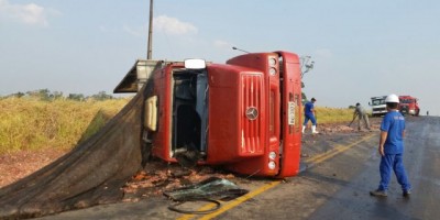 Rolim de Moura -  Caminhão basculante tomba na RO-479