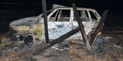 São Francisco do Guaporé - Veículo capota, incendeia e causa destruição em pastagem de propriedade rural