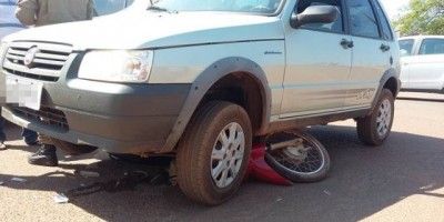 Rolim de Moura - Em acidente de trânsito, moto fica debaixo de carro