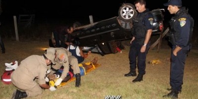 Rolim de Moura -  Veículo capota na RO-010 deixando mãe e filha feridas