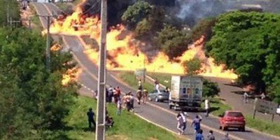 Brasil - Caminhão-tanque tomba e provoca incêndio no Paraná