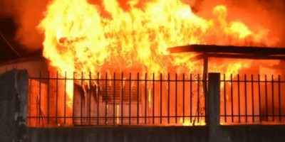 Vilhena - Idosa acende vela para fazer oração e incendeia casa - Vídeo