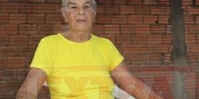 Vilhena - Aposentada que teve casa queimada conta drama e pede ajuda