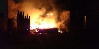 Rolim de Moura -  Casa é totalmente consumida pelo fogo no bairro Jardim Tropical