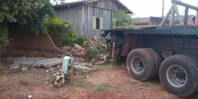 Rolim de Moura -  Caminhão munck derruba parte de muro de residência  no bairro Jardim Tropical