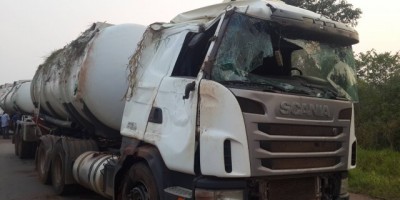 Rolim de Moura – Carreta Bitrem carregada de combústivel tomba à margem da RO-479 