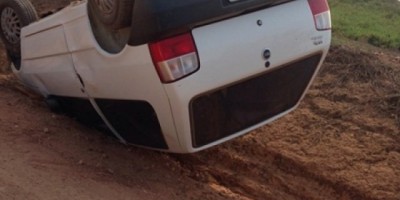 Rolim de Moura - Carro capota na linha 176