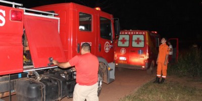 Rolim de Moura -  Corpo de Bombeiros age rápido e evita que casa de madeira seja tomada pelo fogo