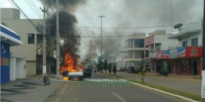 Carro pega fogo na região central de Ariquemes - Vídeo  