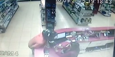 Rolim de Moura – Bandido armado comete roubo em uma Farmácia;  câmeras de monitoramento flagram o momento da ação criminosa - Vídeo